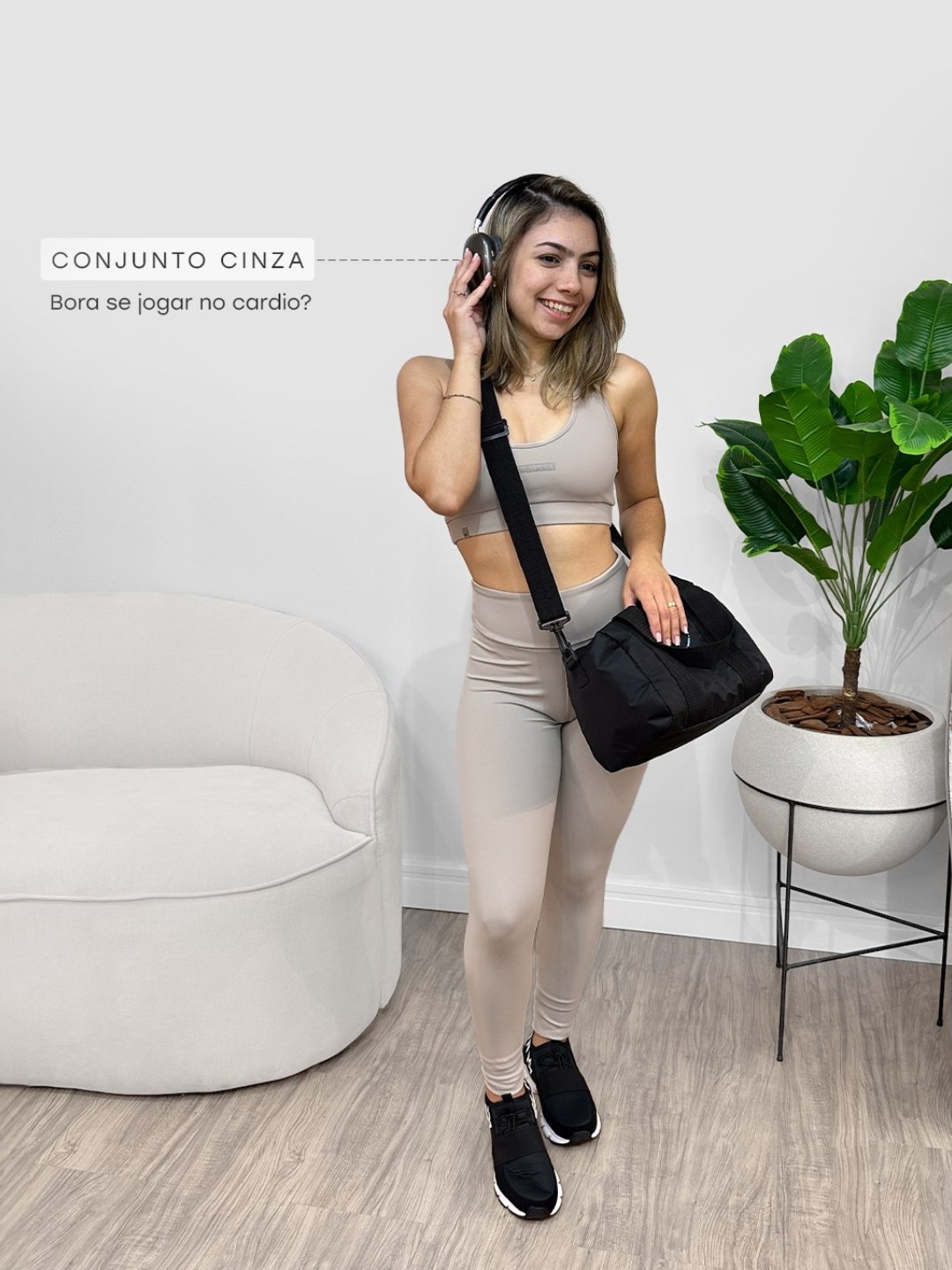 Daniela Frossard usando conjunto cinza em campanha de moda fitness