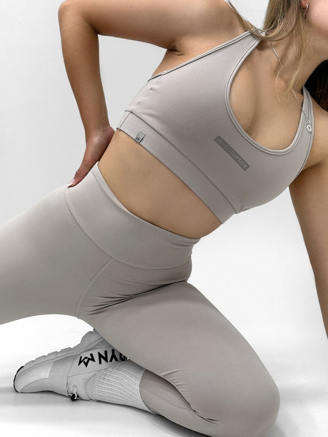 Detalhe de conjunto cinza em foto de produto